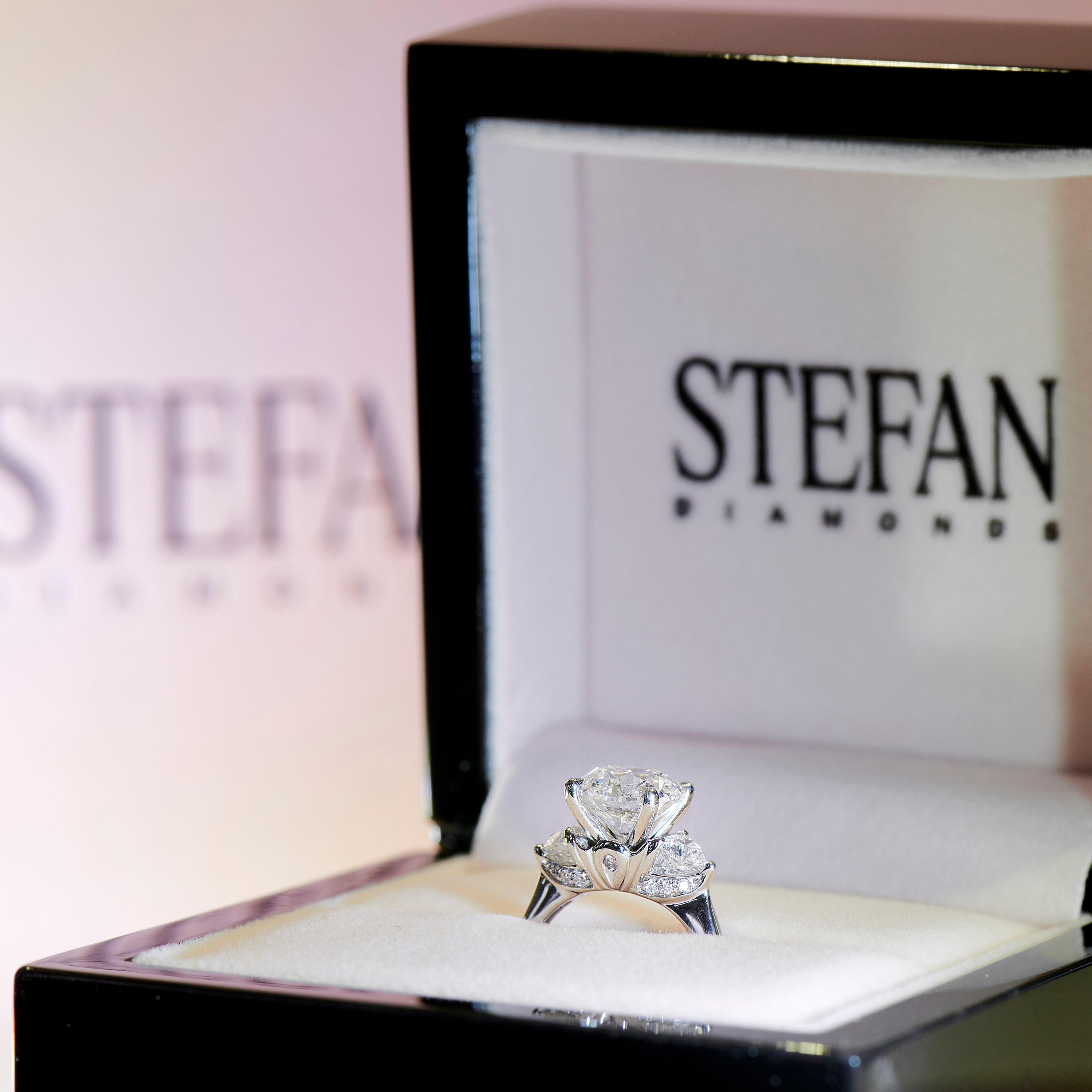 Delicate Diamond Wedding Ring in White Gold | KLENOTA